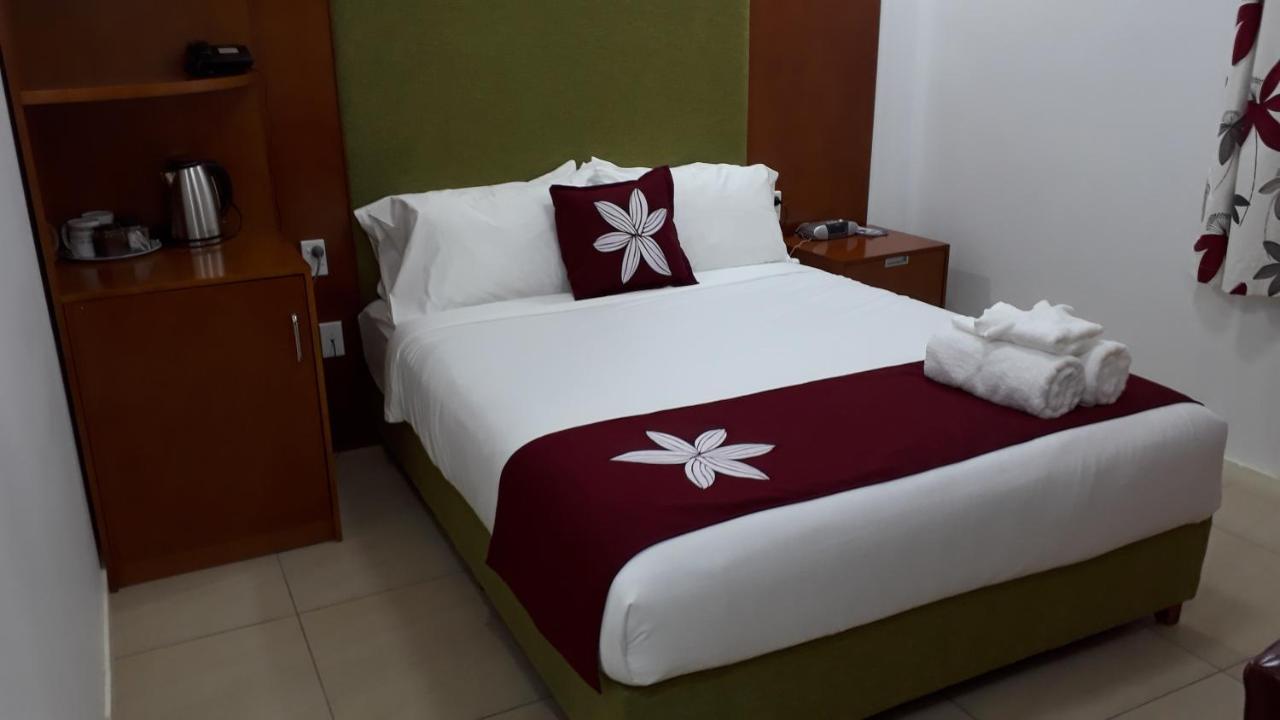 Alec'S Hotel 阿皮亚 外观 照片