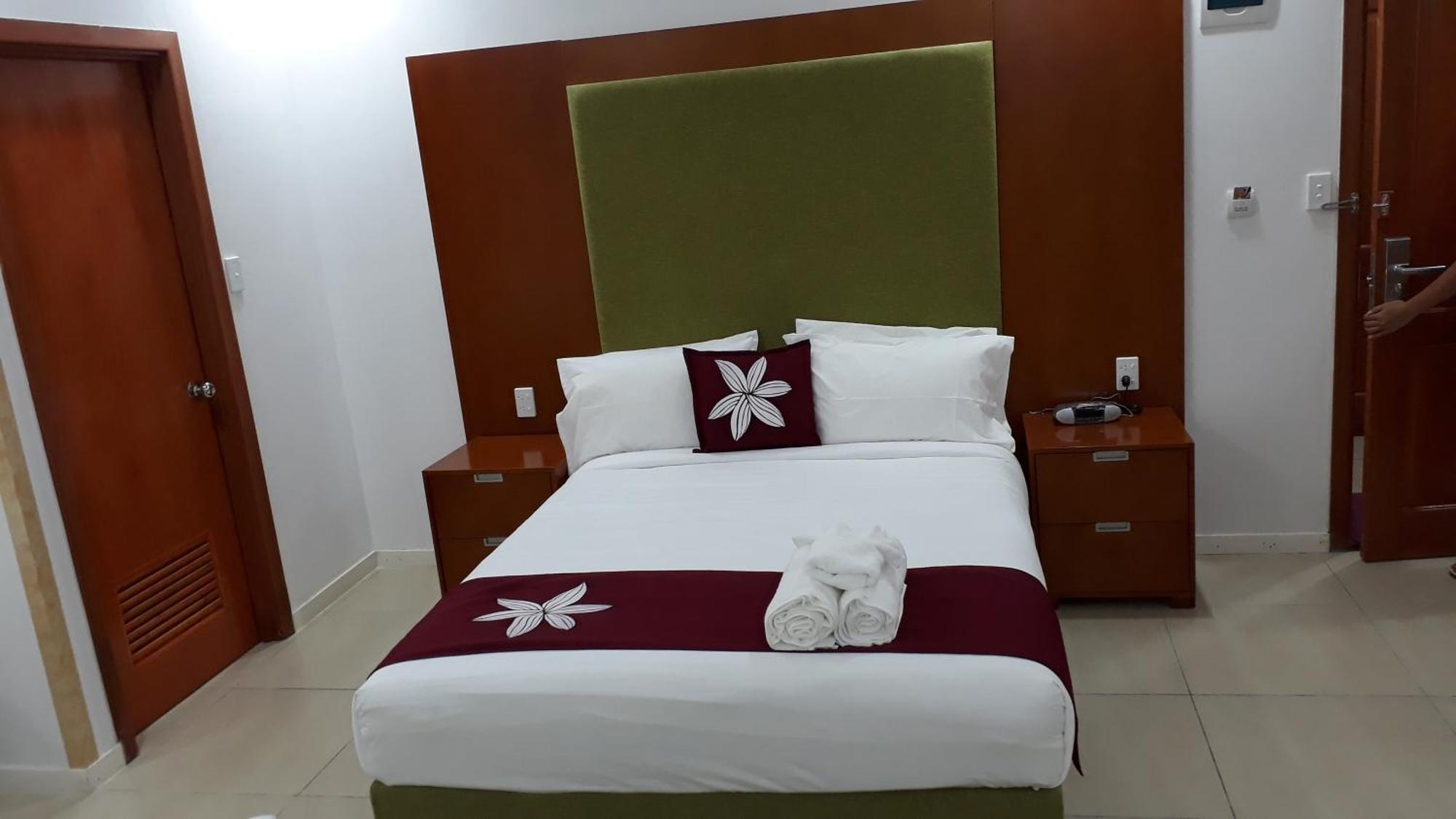 Alec'S Hotel 阿皮亚 外观 照片