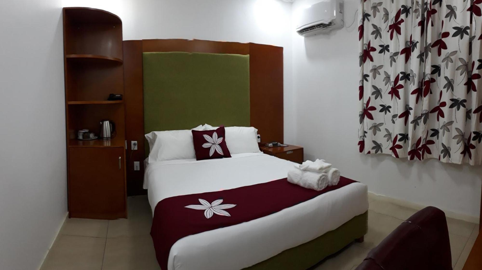 Alec'S Hotel 阿皮亚 外观 照片